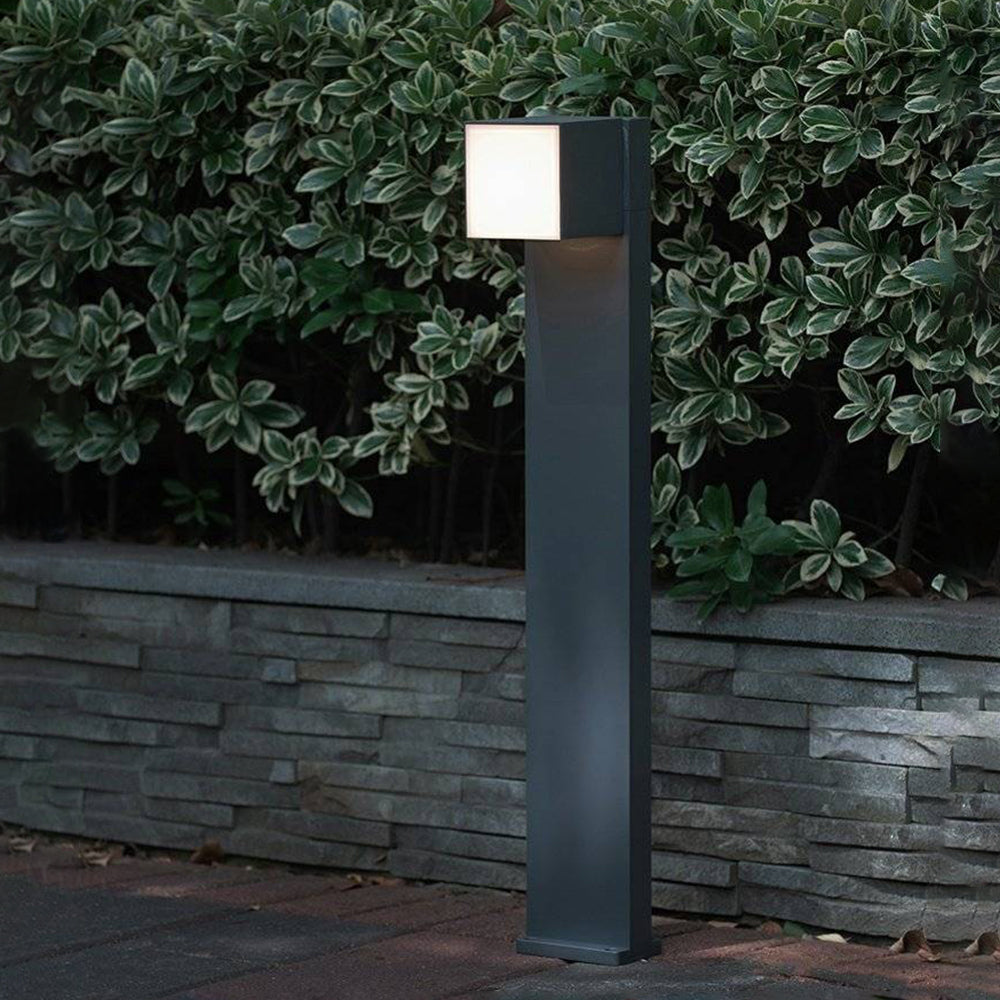 Borne d’allée en métal noir à tête pivotante orientable — Savonnière