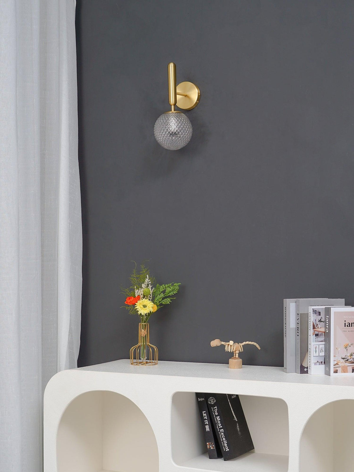 Applique murale bras en laiton et boule en verre ciselé — Indigotier