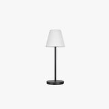 Lampadaire d’extérieur à abat-jour conique blanc sur pied noir — Torchère