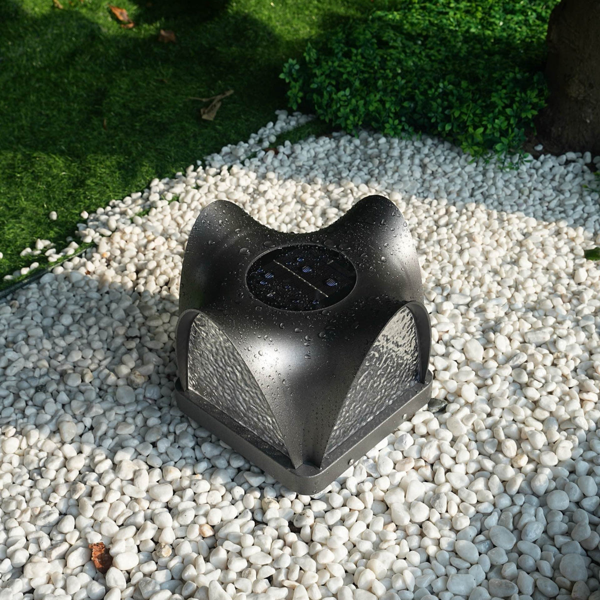 Borne solaire d’extérieur à facettes noires et panneaux diffusants — Vairon
