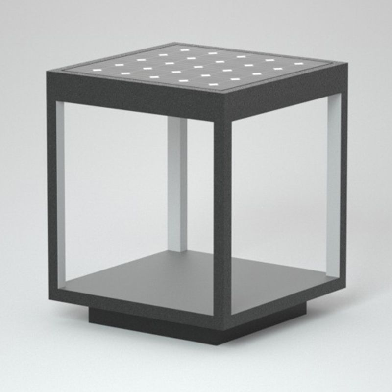 Borne de pilier cubique à structure ajourée en métal noir — Ricochet