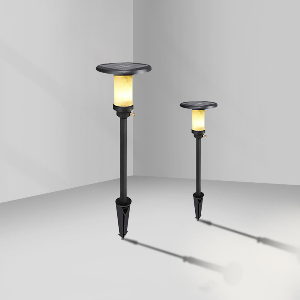 Borne de jardin à piquet avec chapeau noir et globe lumineux — Sassafras