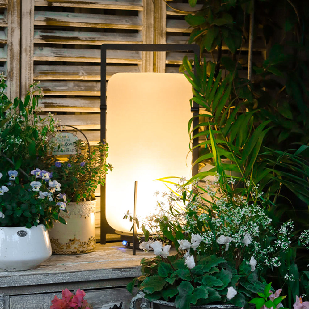 Lampe de sol à diffuseur blanc opale sur cadre en métal noir — Rascasse