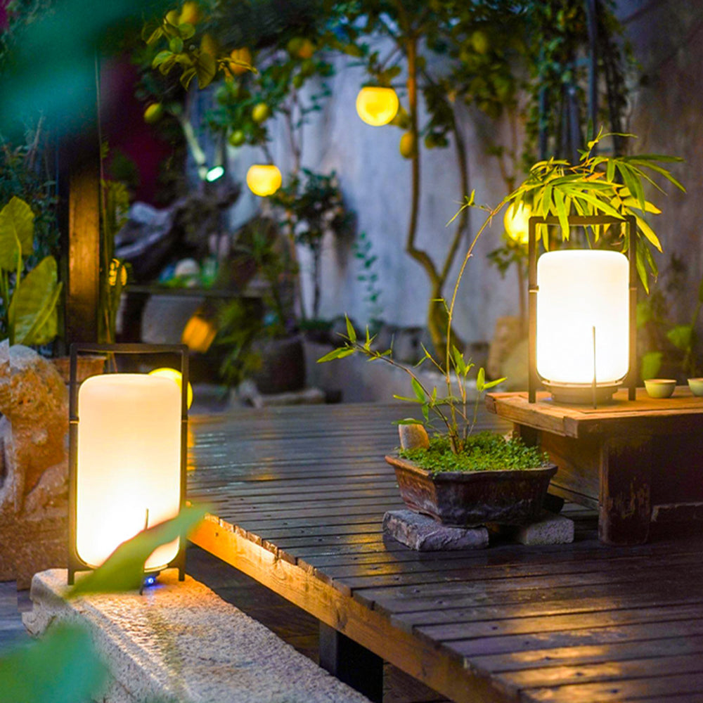 Lampe de sol à diffuseur blanc opale sur cadre en métal noir — Rascasse