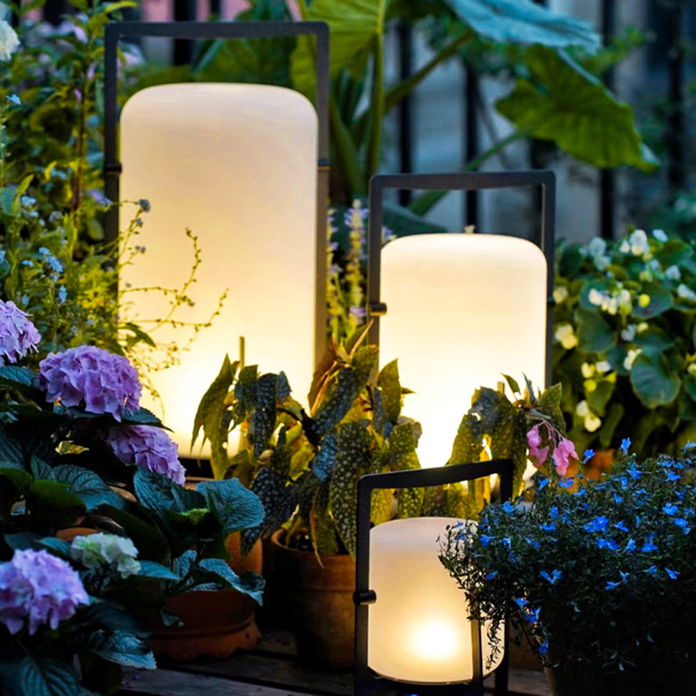 Lampe de sol à diffuseur blanc opale sur cadre en métal noir — Rascasse