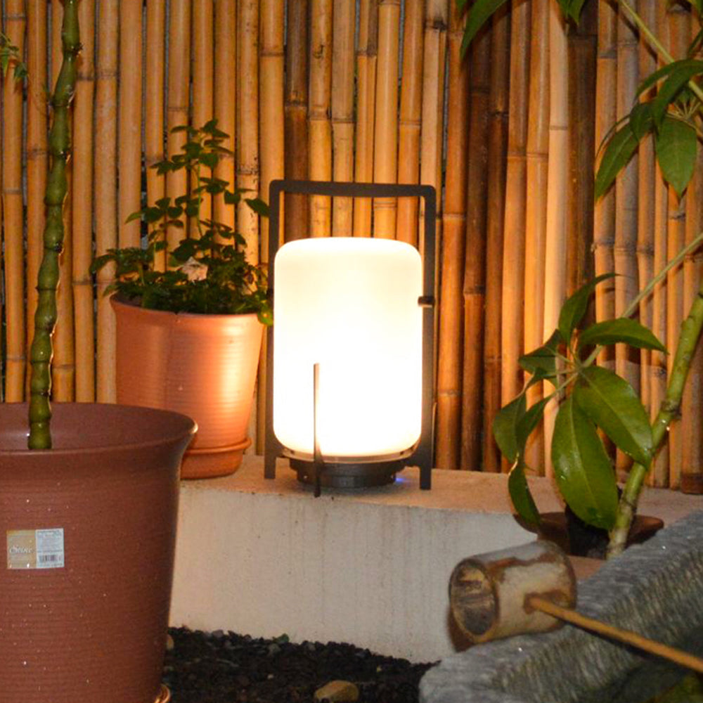 Lampe de sol à diffuseur blanc opale sur cadre en métal noir — Rascasse
