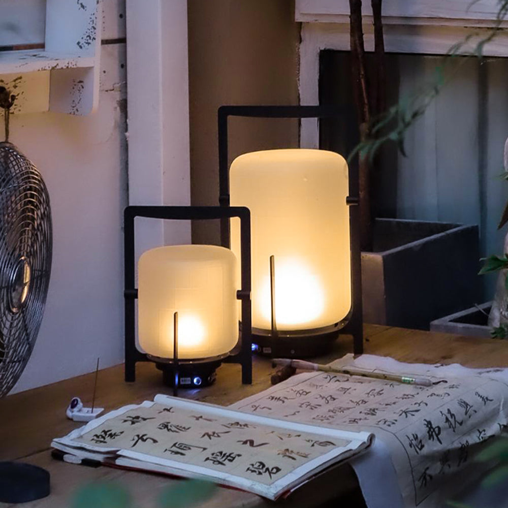 Lampe de sol à diffuseur blanc opale sur cadre en métal noir — Rascasse