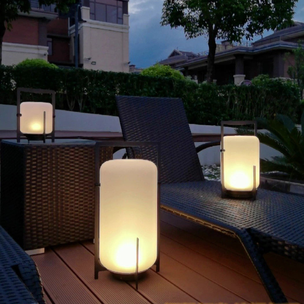 Lampe de sol à diffuseur blanc opale sur cadre en métal noir — Rascasse