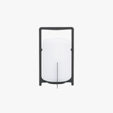 Lampe de sol à diffuseur blanc opale sur cadre en métal noir — Rascasse