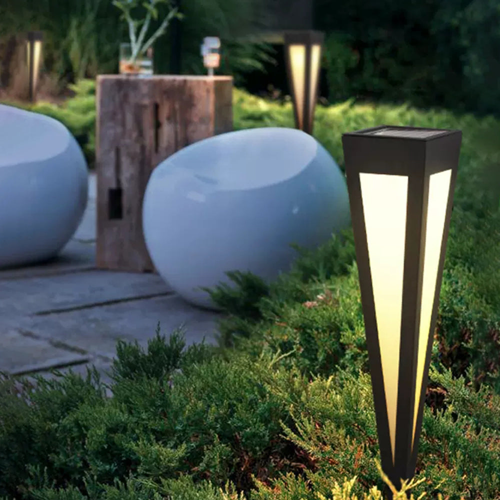 Borne de jardin en métal noir en forme de cône inversé — Pommeraie