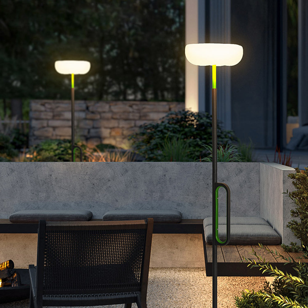 Lampadaire d’extérieur à tête en corolle sur pied noir — Primevère