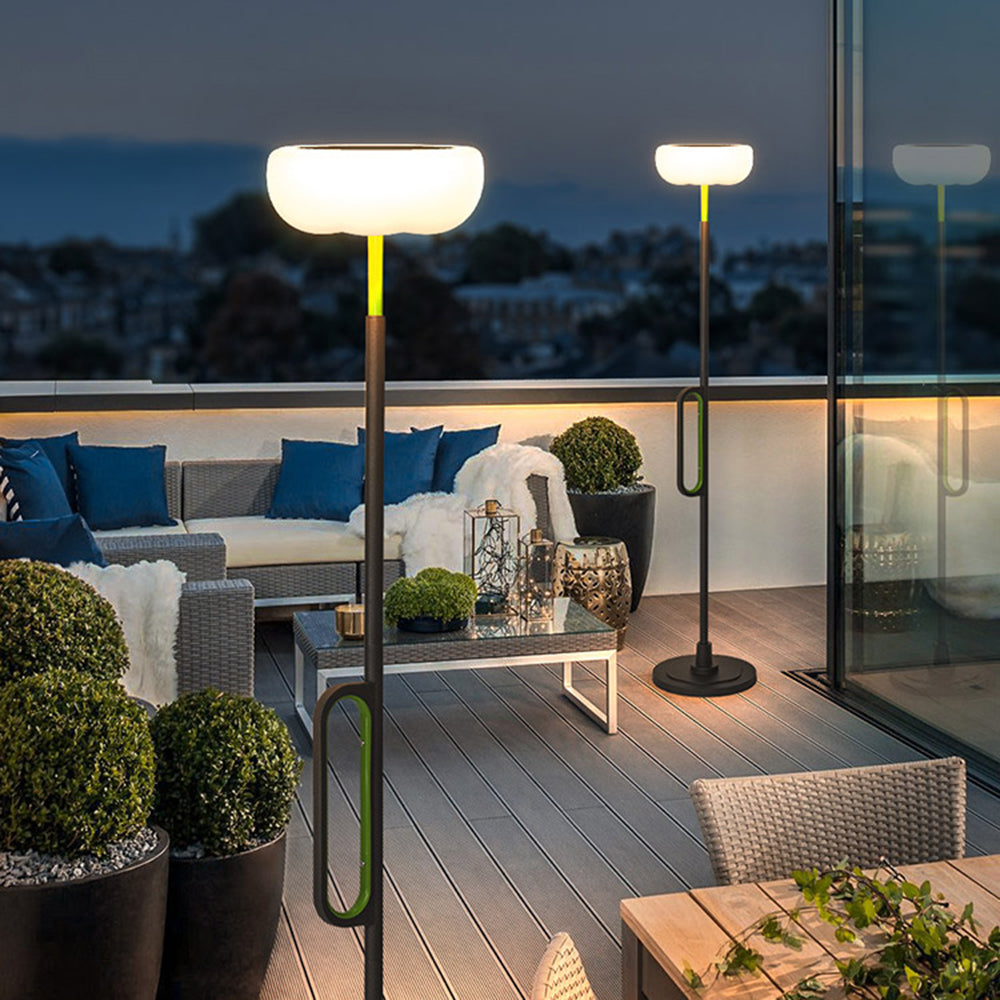 Lampadaire d’extérieur à tête en corolle sur pied noir — Primevère
