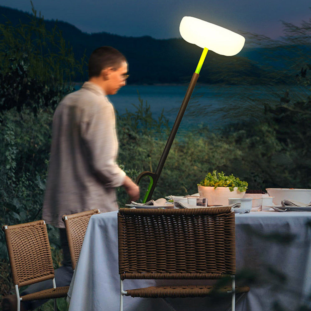 Lampadaire d’extérieur à tête en corolle sur pied noir — Primevère