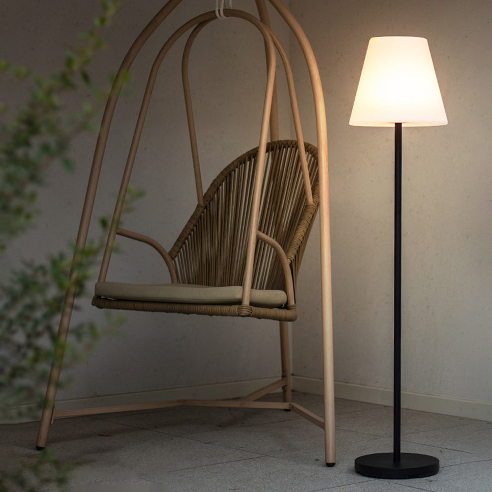 Lampadaire d’extérieur à abat-jour conique blanc sur pied noir — Torchère