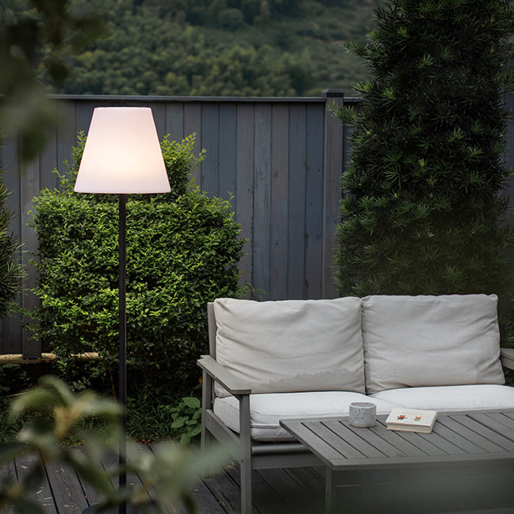 Lampadaire d’extérieur à abat-jour conique blanc sur pied noir — Torchère