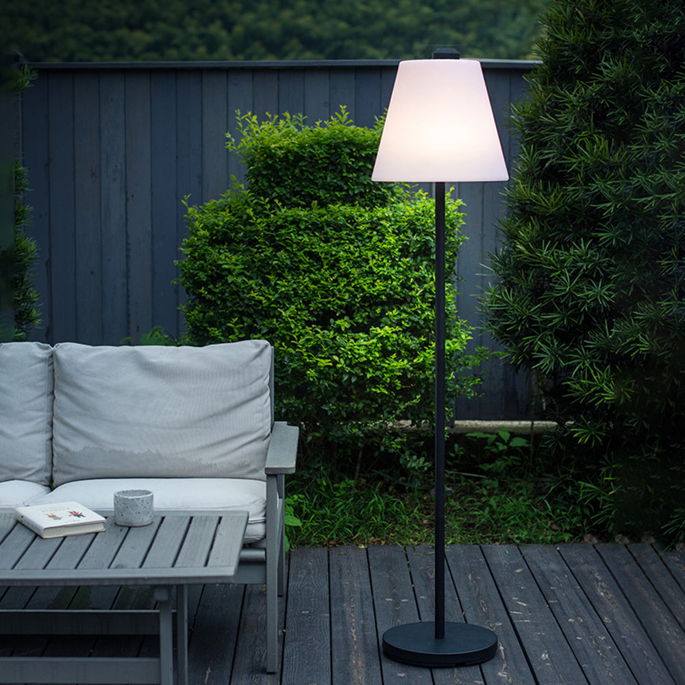 Lampadaire d’extérieur à abat-jour conique blanc sur pied noir — Torchère