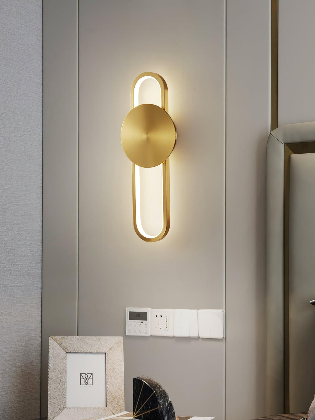 Applique murale LED anneau et disque en laiton brossé — Lambris