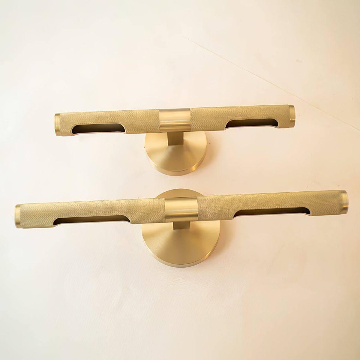Applique murale barre horizontale en laiton pivotante — Tellinne