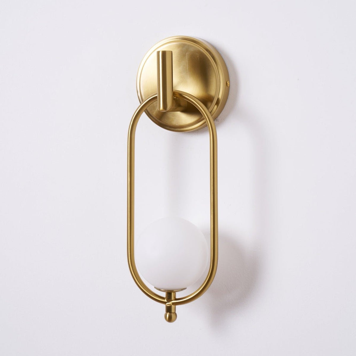 Applique murale anneau en laiton et globe en verre opalin — Iris