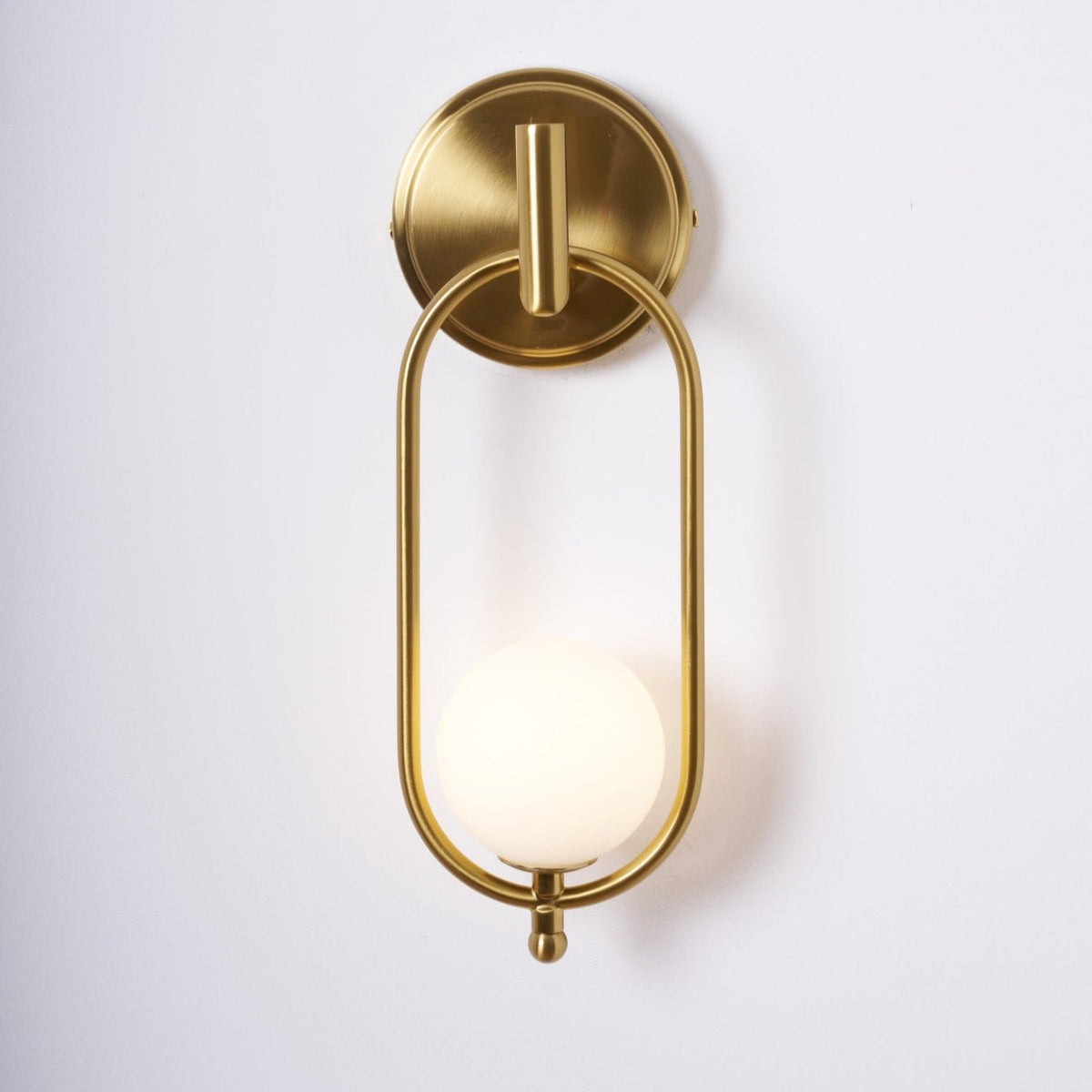 Applique murale anneau en laiton et globe en verre opalin — Iris