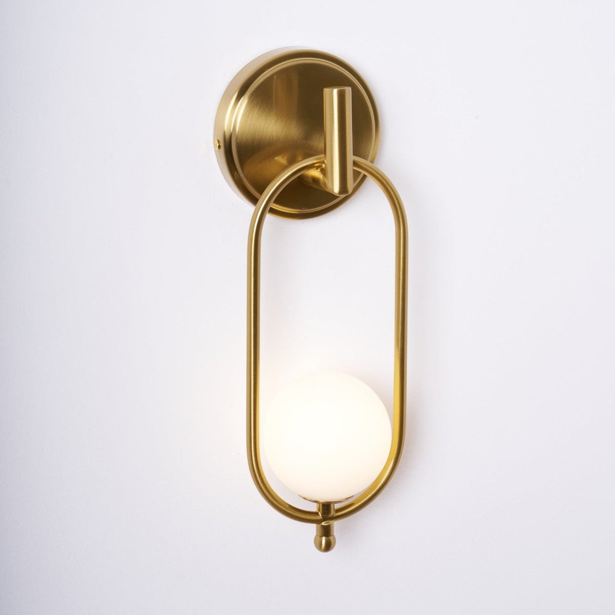 Applique murale anneau en laiton et globe en verre opalin — Iris
