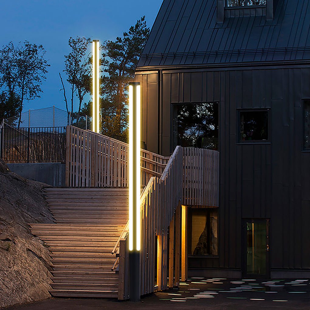 Borne cylindrique en métal noir à bandeau lumineux vertical — Palombe