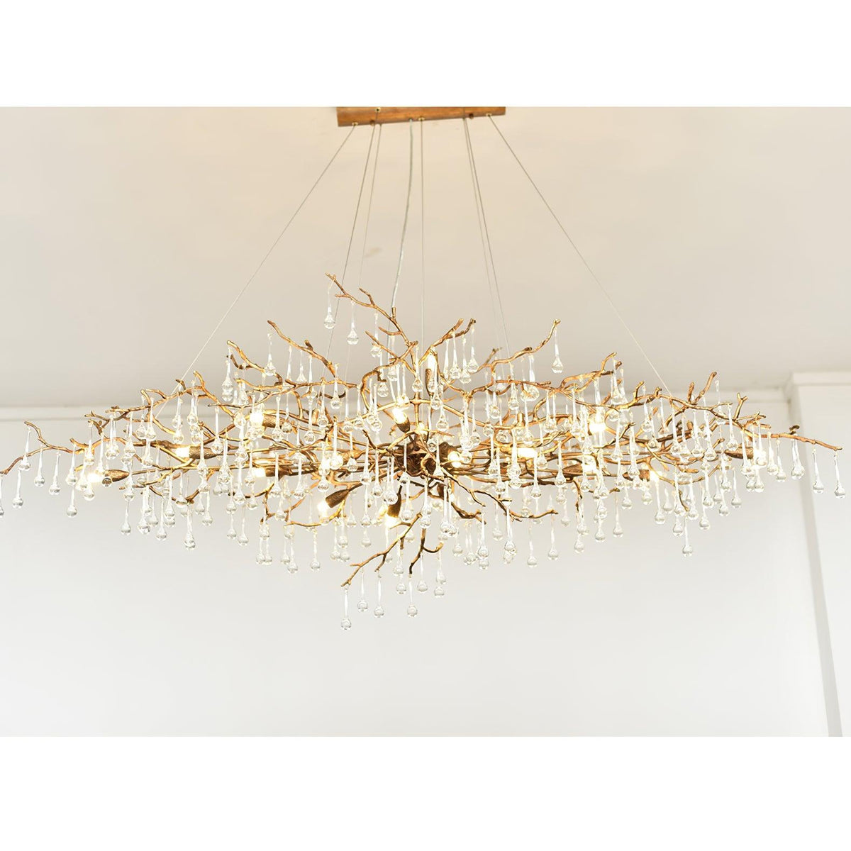 Lustre linéaire à branches de laiton et pampilles de cristal — Matelas