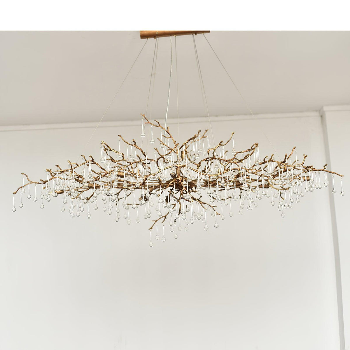 Lustre linéaire à branches de laiton et pampilles de cristal — Matelas
