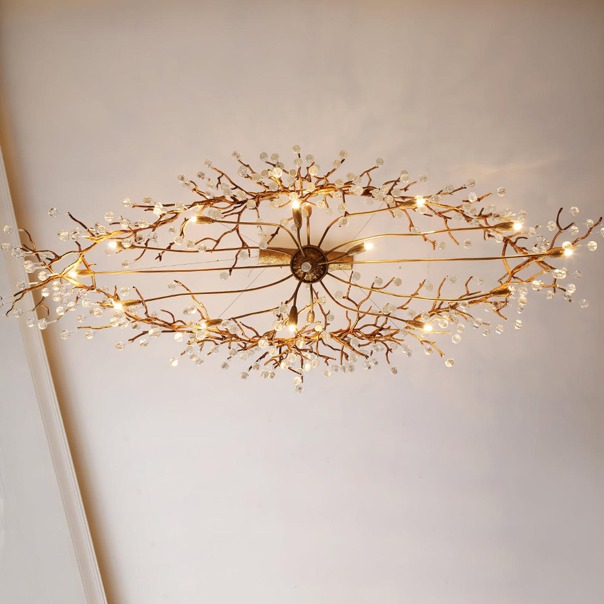 Lustre linéaire à branches de laiton et pampilles de cristal — Matelas