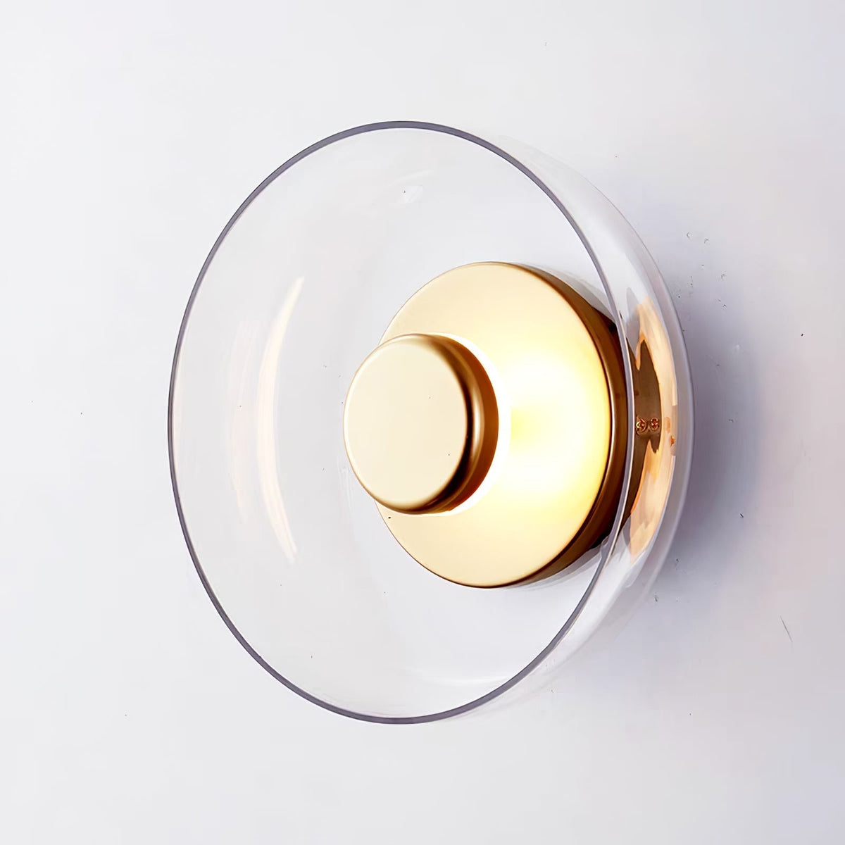 Applique murale disque de verre transparent et cœur en laiton — Immortelle