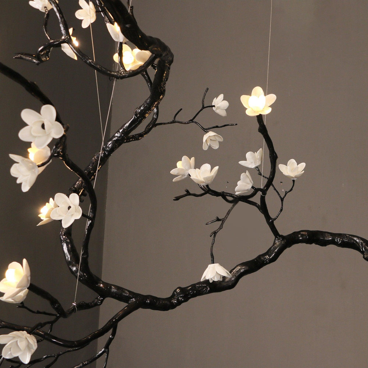 Lustre branche d’arbre en laiton noirci et fleurs en céramique — Grémil
