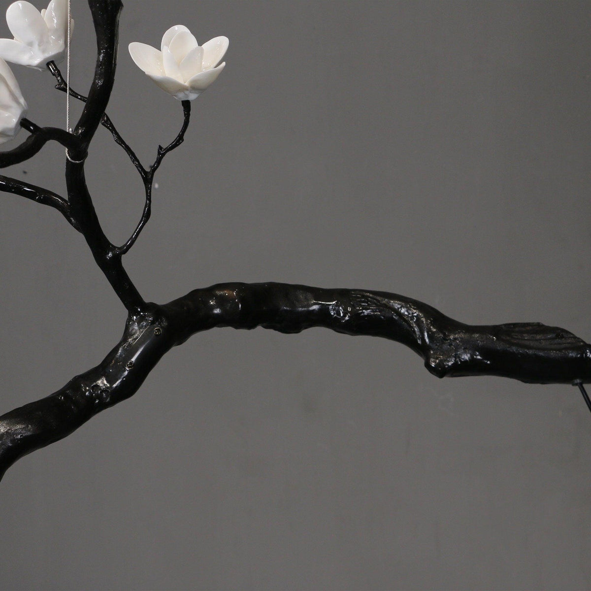 Lustre branche d’arbre en laiton noirci et fleurs en céramique — Grémil