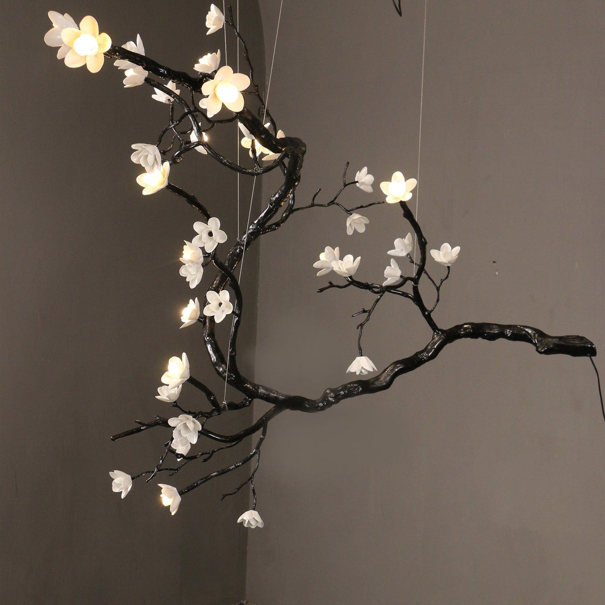 Lustre branche d’arbre en laiton noirci et fleurs en céramique — Grémil