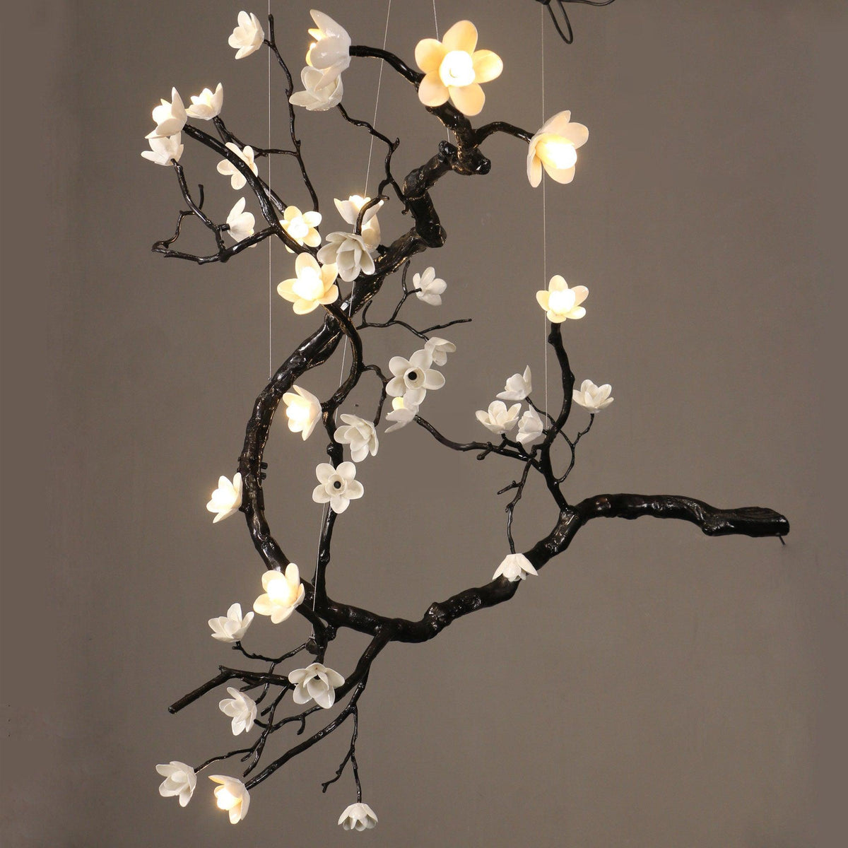 Lustre branche d’arbre en laiton noirci et fleurs en céramique — Grémil