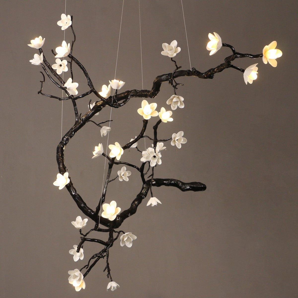 Lustre branche d’arbre en laiton noirci et fleurs en céramique — Grémil