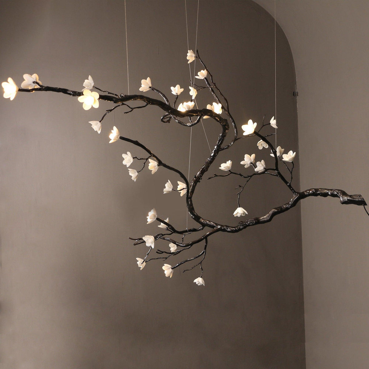 Lustre branche d’arbre en laiton noirci et fleurs en céramique — Grémil