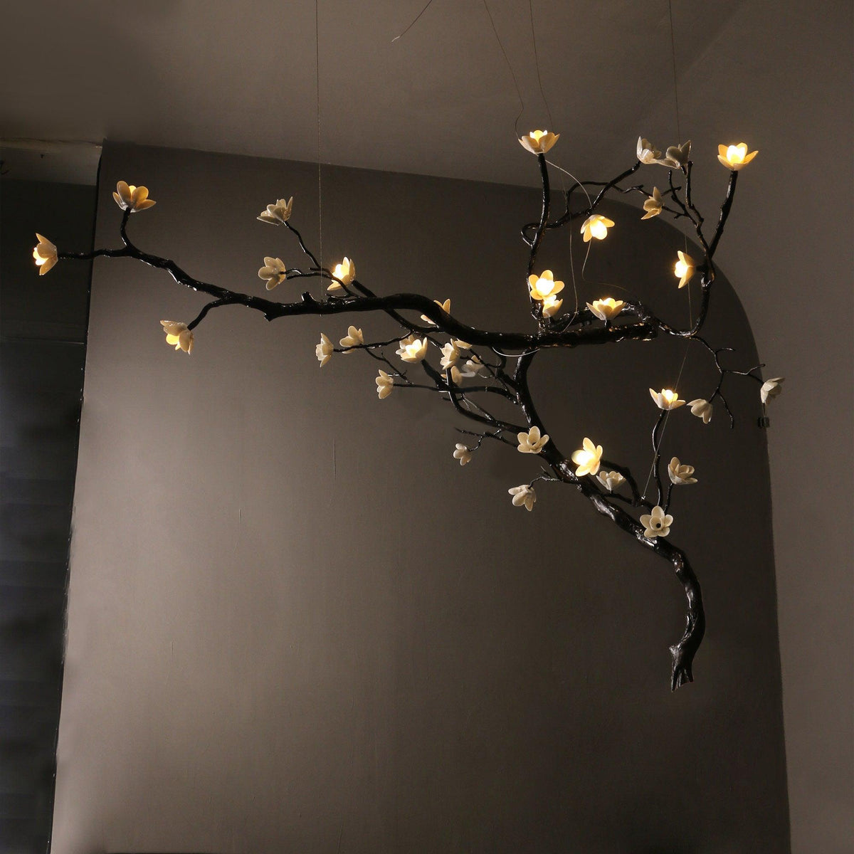 Lustre branche d’arbre en laiton noirci et fleurs en céramique — Grémil