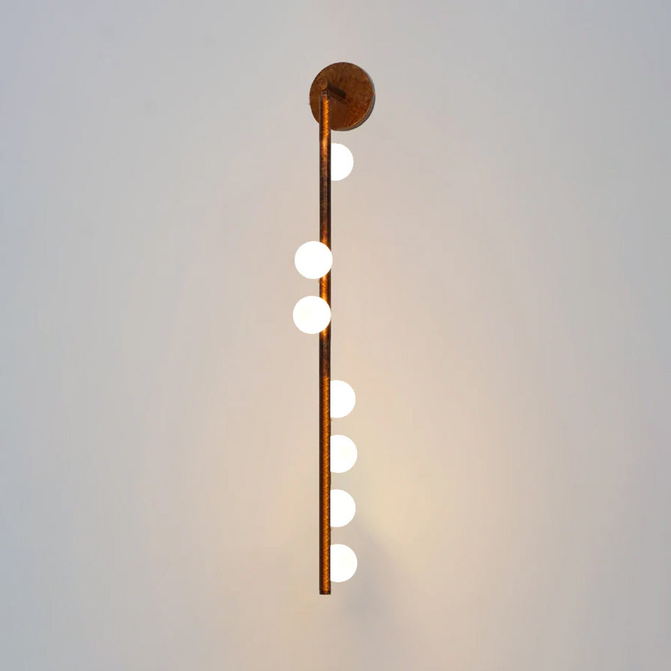 Applique murale tube en laiton et globes en verre blanc — Tanaisie