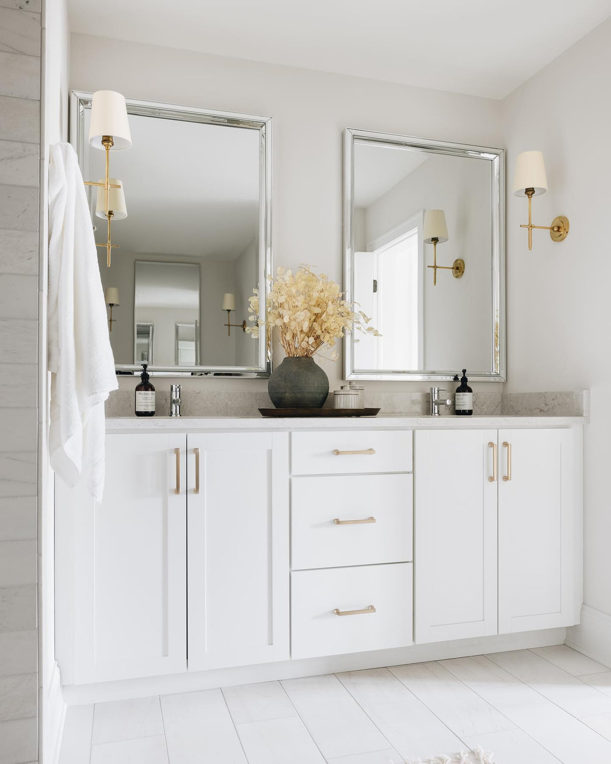 Applique tige droite en laiton et abat-jour conique blanc — Obier