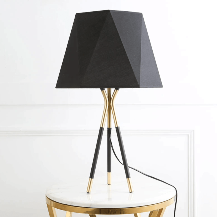 Lampe à poser design à LED en métal et abat-jour triangle style Loft Omi
