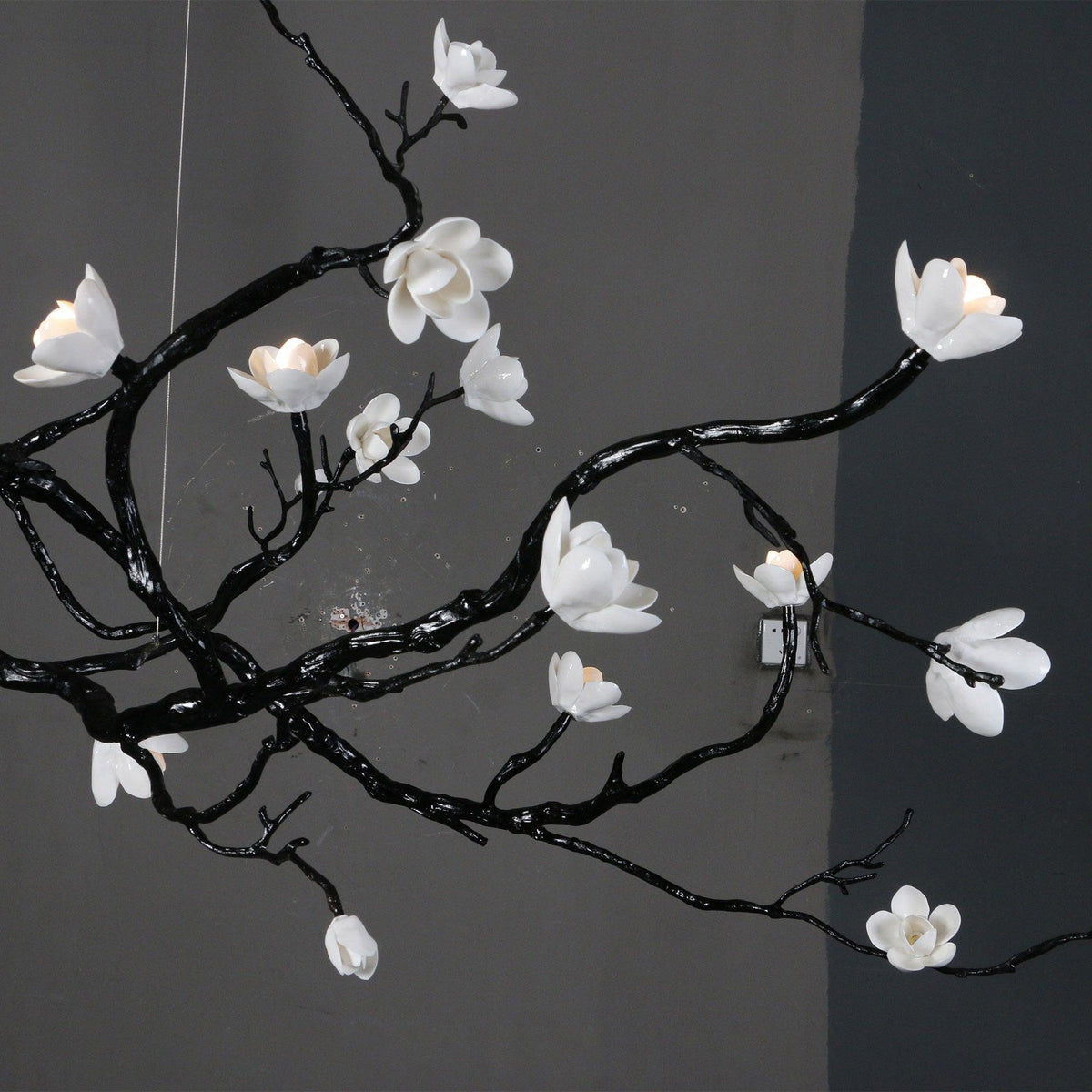 Lustre branche noire et fleurs en céramique blanche — Mauve