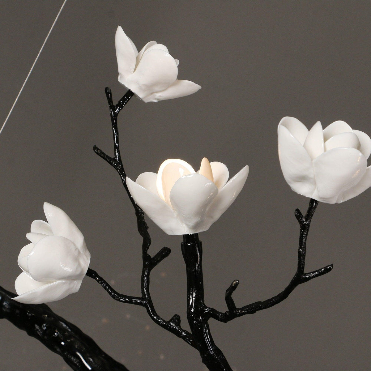 Lustre branche noire et fleurs en céramique blanche — Mauve