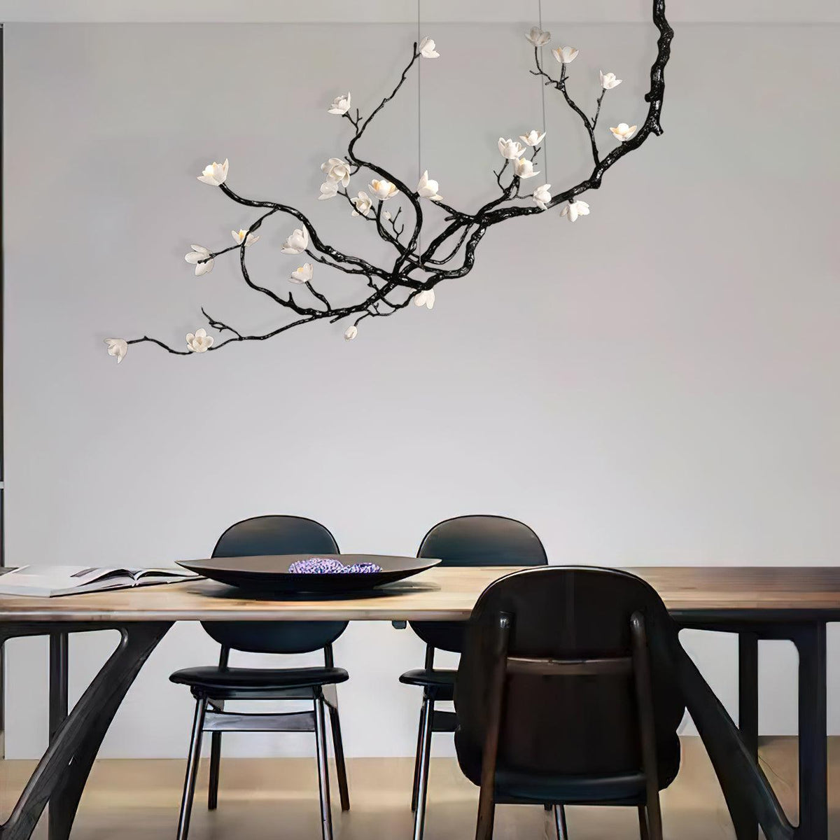 Lustre branche noire et fleurs en céramique blanche — Mauve