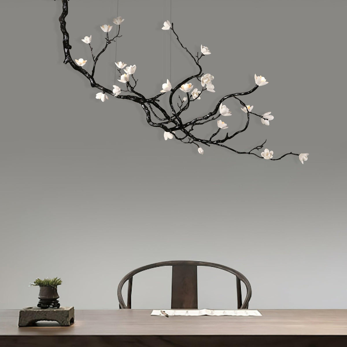 Lustre branche noire et fleurs en céramique blanche — Mauve