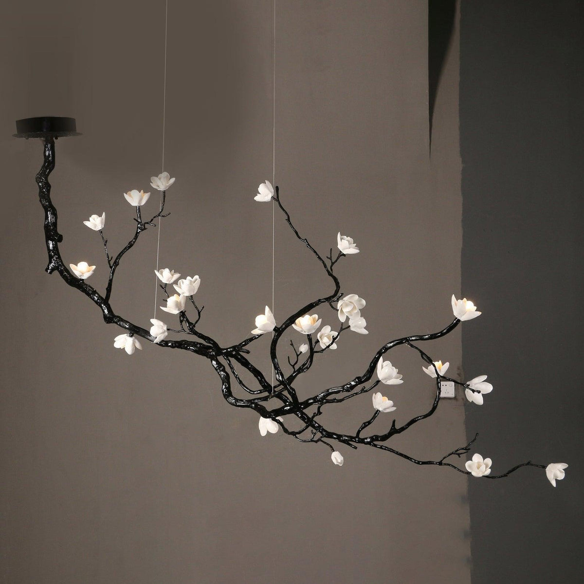 Lustre branche noire et fleurs en céramique blanche — Mauve