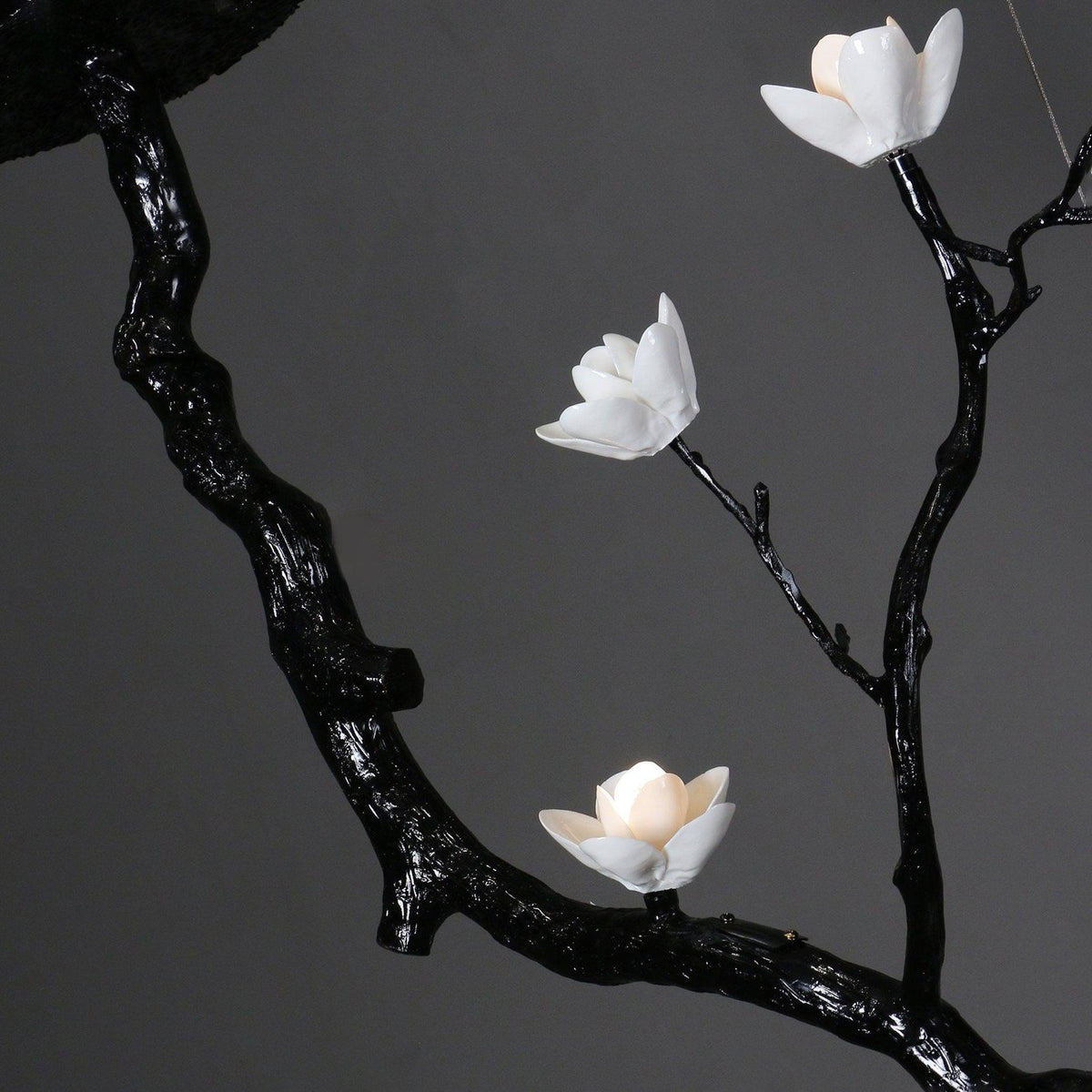 Lustre branche noire et fleurs en céramique blanche — Mauve