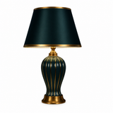 Lampe à poser en céramique à pied cannelé et abat-jour plissé — Éphémère