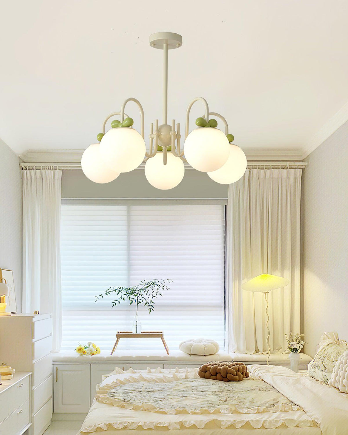 Lustre à bras courbés crème et globes en verre dépoli — Herbier