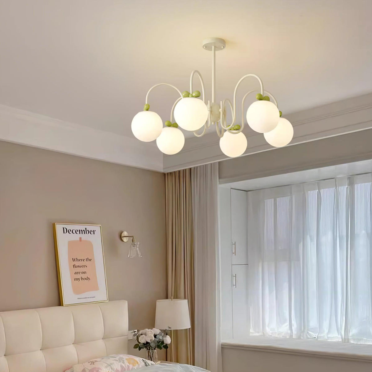 Lustre à bras courbés crème et globes en verre dépoli — Herbier