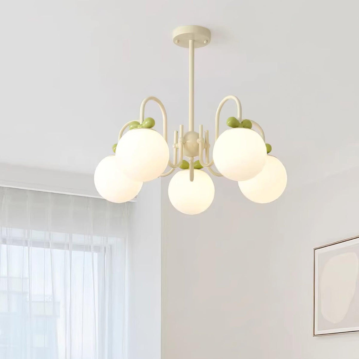 Lustre à bras courbés crème et globes en verre dépoli — Herbier